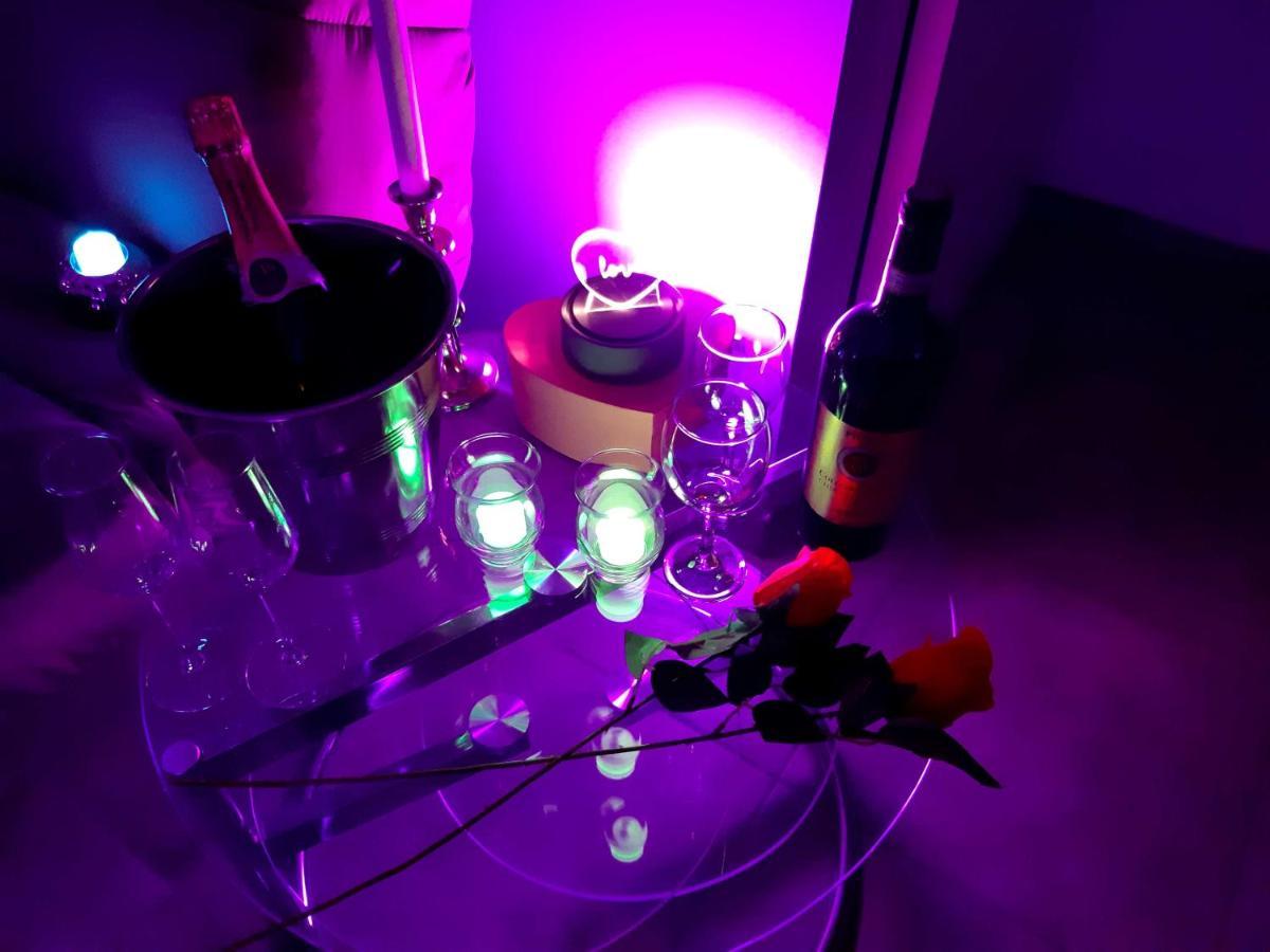 Un Sejour Romantique En Couple Avec Jacuzzi Prive Chromotherapie Jardin Maison Privee Ychoux Eksteriør billede