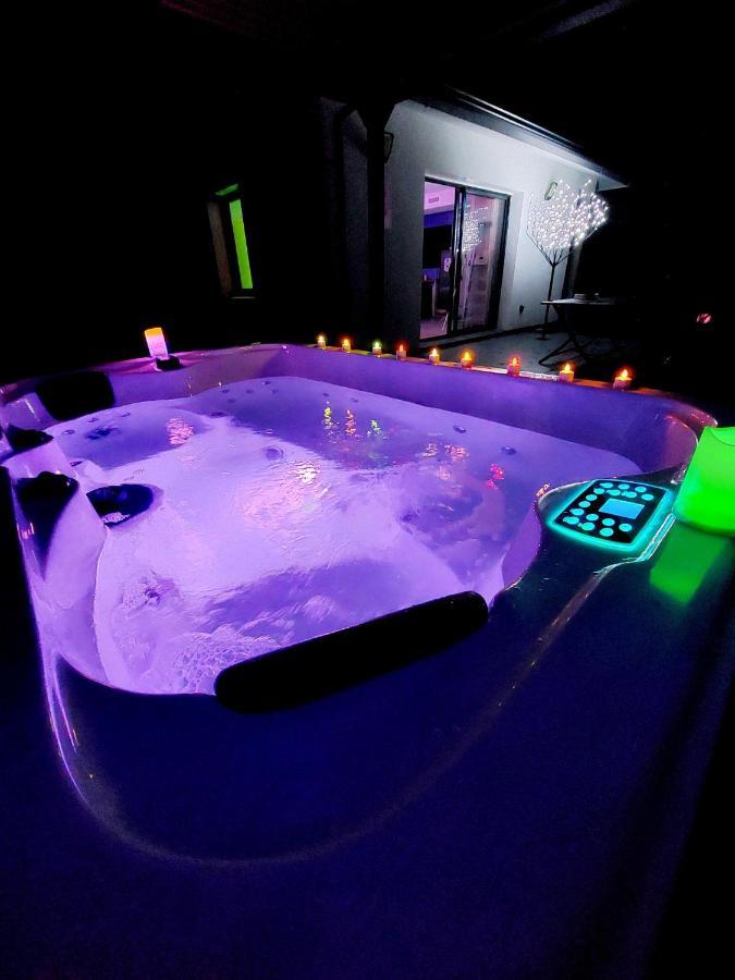 Un Sejour Romantique En Couple Avec Jacuzzi Prive Chromotherapie Jardin Maison Privee Ychoux Eksteriør billede