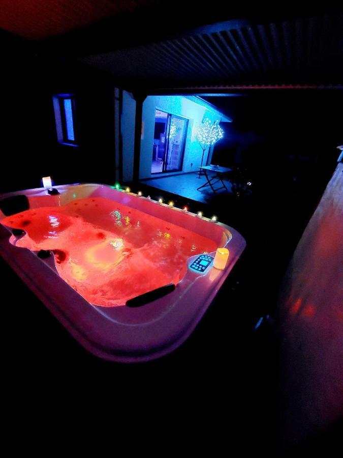 Un Sejour Romantique En Couple Avec Jacuzzi Prive Chromotherapie Jardin Maison Privee Ychoux Eksteriør billede